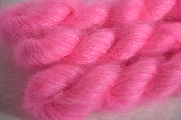 手染め糸　キッドモヘア　合細　neon　pink　nijiyarn