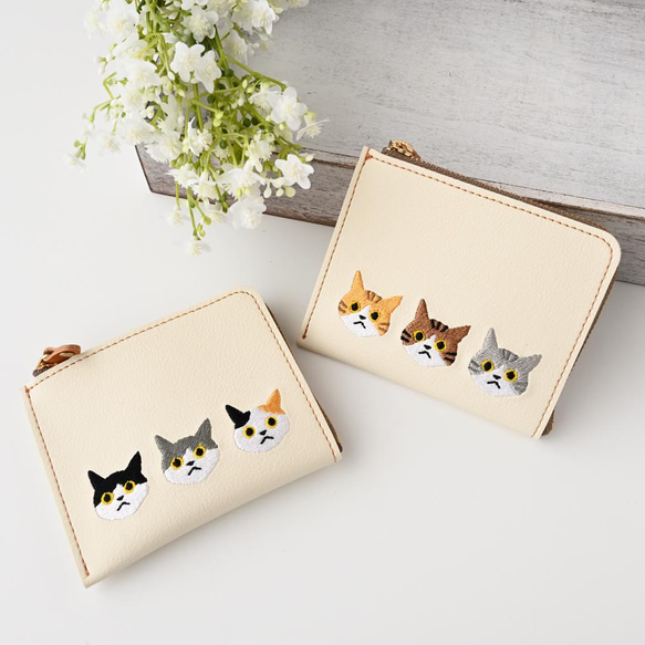 コインケース 【 刺繍 3匹の猫 】 レザー コンパクト 猫 アイボリー 茶白 黒猫 L字ファスナー A145I