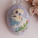 【受注生産】＊セキセイインコ刺繍＊オーバル型ブローチ❁お花と一緒に…❁Embroidered budgerigar broach.