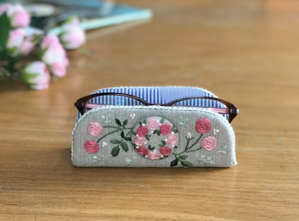 再販　バラの花　手刺繍　メガネスタンドで 心地よいお部屋に。