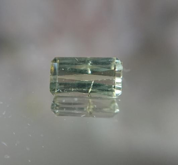 タンザナイト　　イエローグリーン　0.7ｃｔ　☆545