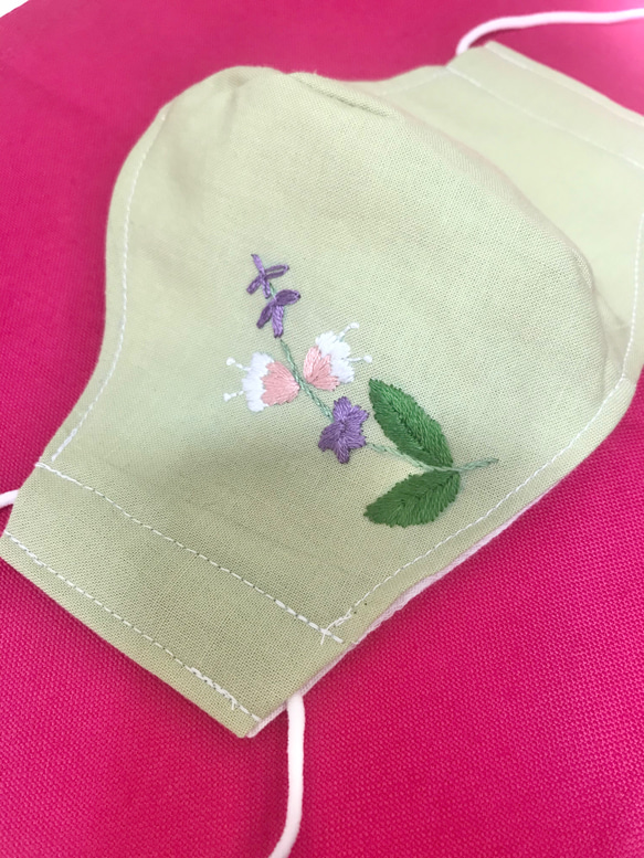 お花刺繍のシンプル布マスク　刺繍マスク　花柄　手刺繍　若草色　大人用立体マスク　ダブルガーゼマスク　大人用マスク