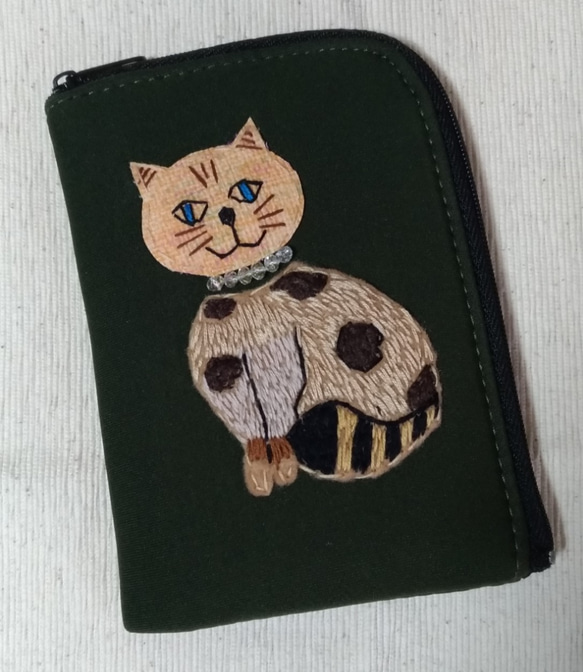 猫の手刺繍クッションケース