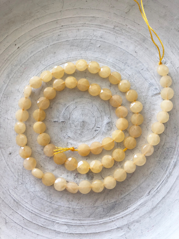 【値下げ】yellow jade coin cut beads 1連