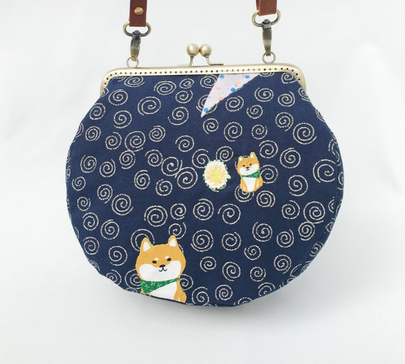 柴犬 刺繍 丸い形 紺 がま口 斜めがけ バッグ 可愛い ショルダーバッグ レディースバッグ ギフト