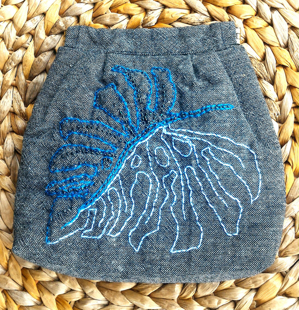 ハワイ モンスラ柄 のポーチ               (ビーズ と 刺繍)