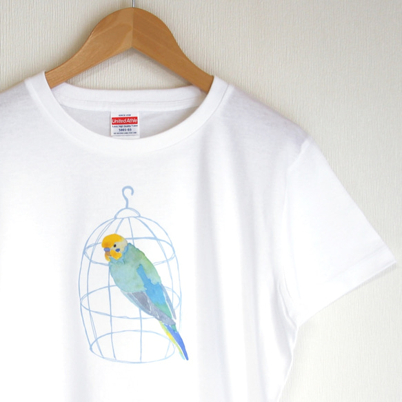 p-jet　カゴとセキセイインコ （レインボー） Tシャツ　（  鳥 インコ）