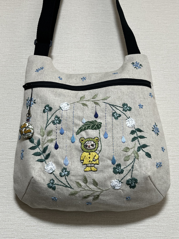 手刺繍のバッグ+シロツメクサ+カエルネコちゃん+雨粒+ショルダーバッグ+斜め掛け