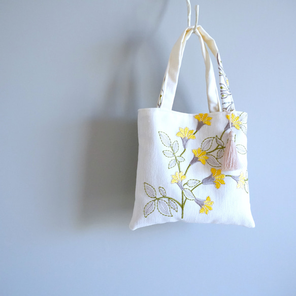 【残1点】ちょっとそこまでお散歩バッグ♪　ベージュベースに黄色いお花の刺繍　大人のトートバッグ-　M2310BE02BT