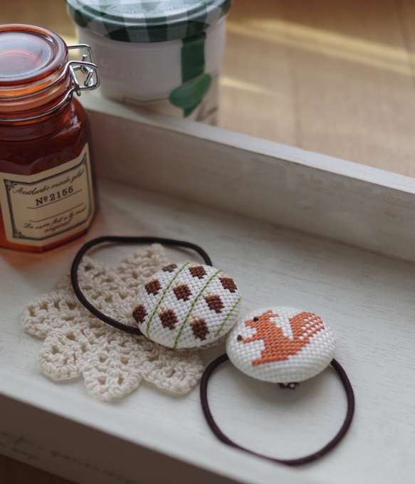 刺繍キット　くるみボタンのヘアゴム　ーりすとどんぐりー