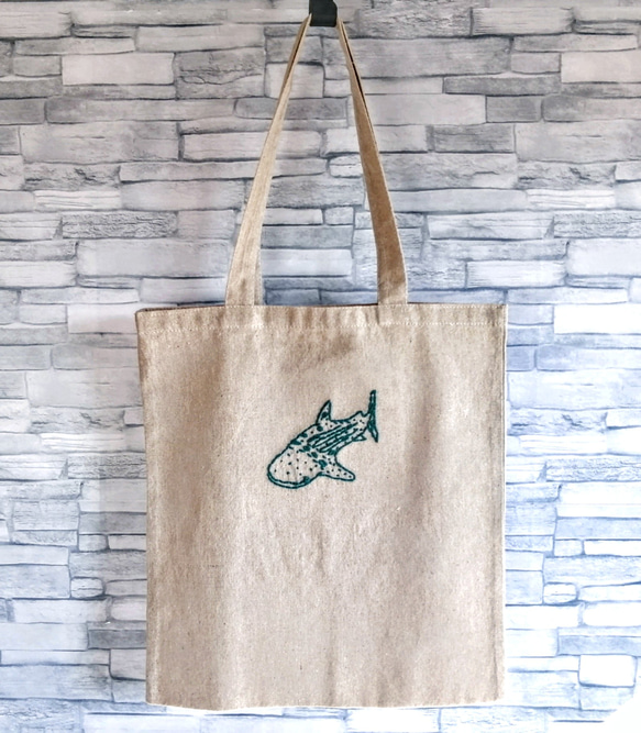 【シンプルな刺繍】緑のジンベイザメ　トートバッグ　レッスンバッグ　エコバッグ　ベージュ　マチなし　A4サイズ収納可