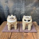 狛犬（小）座布団（中）付き　Ｏ-110-111　陶製　/Komainu/陶瓷狗雕像。