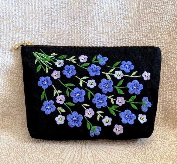 再販　青い花の刺繍とビーズのポーチ