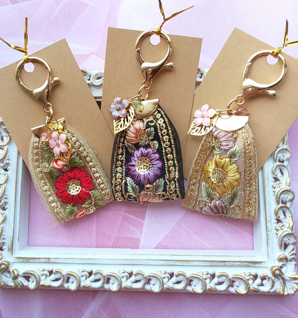 ３種類の花模様インド刺繍タッセルのキーホルダー