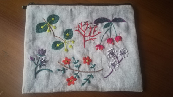 ☆一点物☆手刺繍リネンのポーチ（花たち）