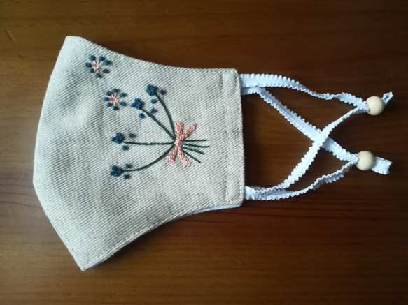 リネンの立体マスク☆シュッと小顔☆手刺繍　（小花）