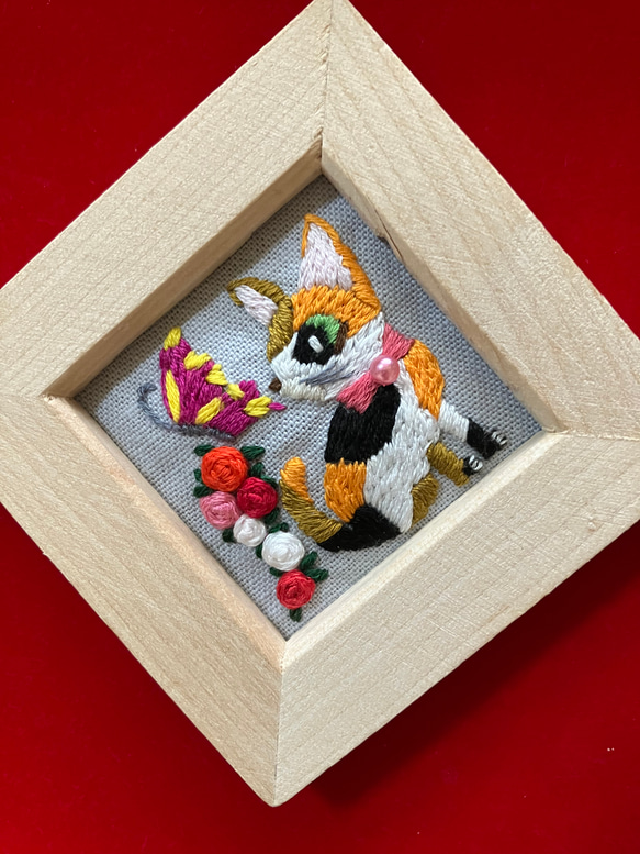 刺繍フレーム　ネコ　三毛猫　壁掛け　インテリア雑貨