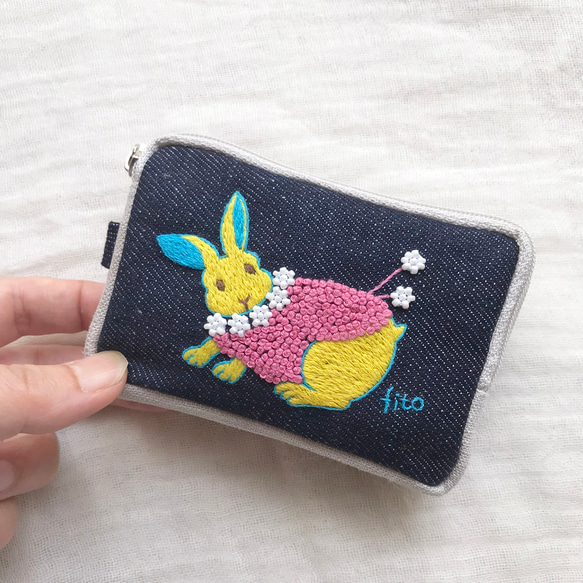 カードポーチ「こっちみてウサギl」手刺繍　ミニ財布　イヤホンケース　刺繍ポーチ