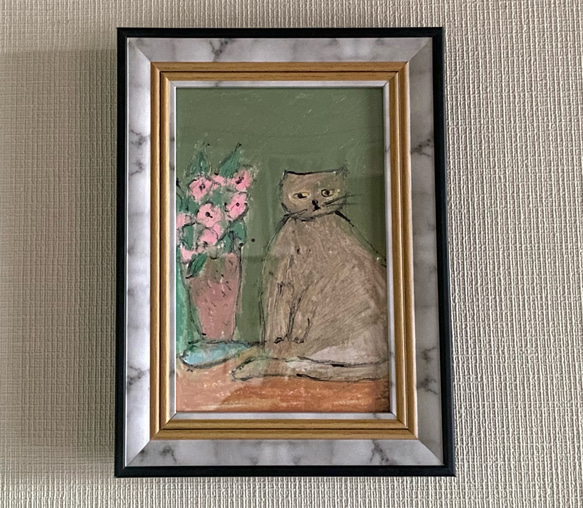 絵画。原画【ぽっちゃりした猫が美しい花の前でぼんやりしている】