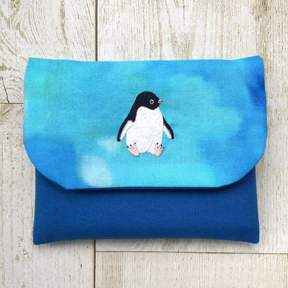 お座りアデリーペンギンの刺繍ポケットティッシュケース（オーシャン）