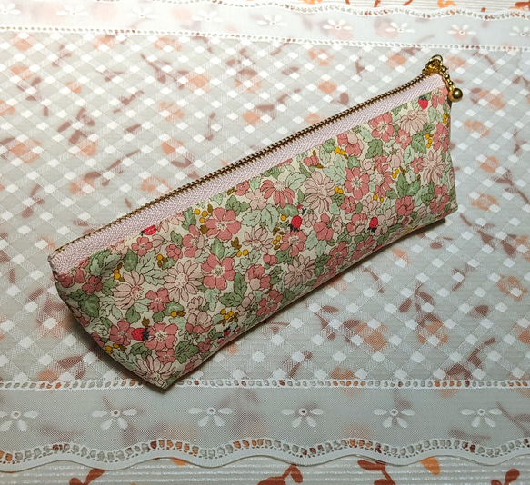 ペンケース      小花苺コットン  ハンドメイド