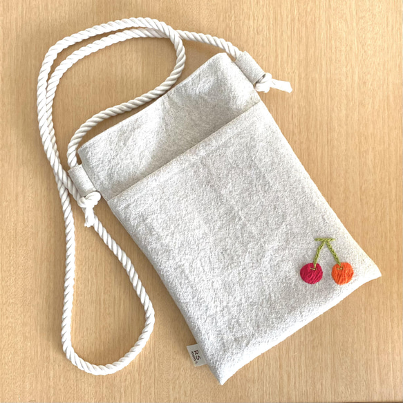 リネンさくらんぼ刺繍のサコッシュ