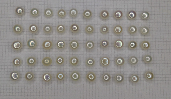 不揃い　淡水パール　片穴ボタン　５０個セット（A)　約5.5㎜～6.７㎜ミックス　照り・艶あり