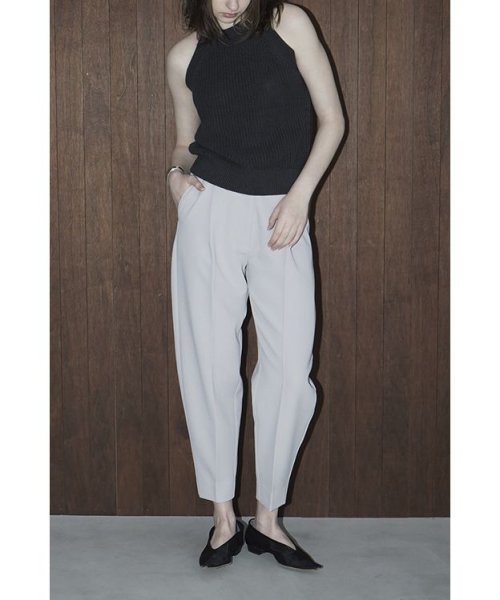 ROUNDED LINE TUCK PANTS