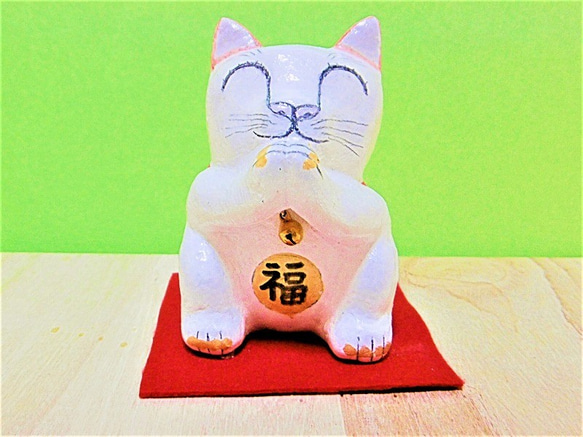 白と茶色のおねだり猫（中）置物＃19（紙粘土と新聞紙）