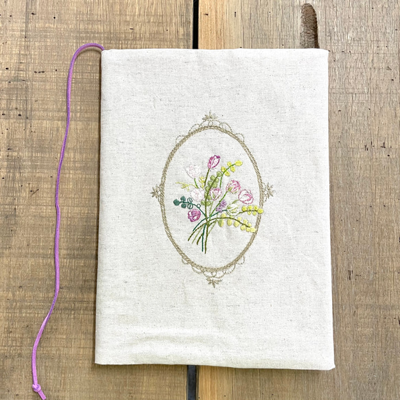 チューリップの花束の刺繍　ブックカバー