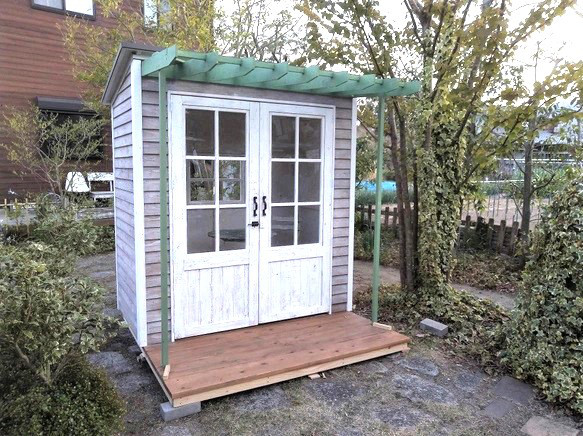 シャビーな木製ガーデンハウス（休憩小屋バージョン）組み立てキット　受注生産品