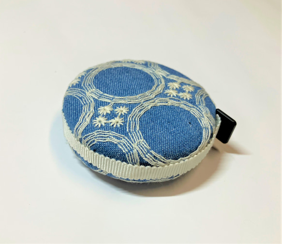 マカロンメジャー 150cm デニム刺繍生地サックスブルー生地使用メジャー