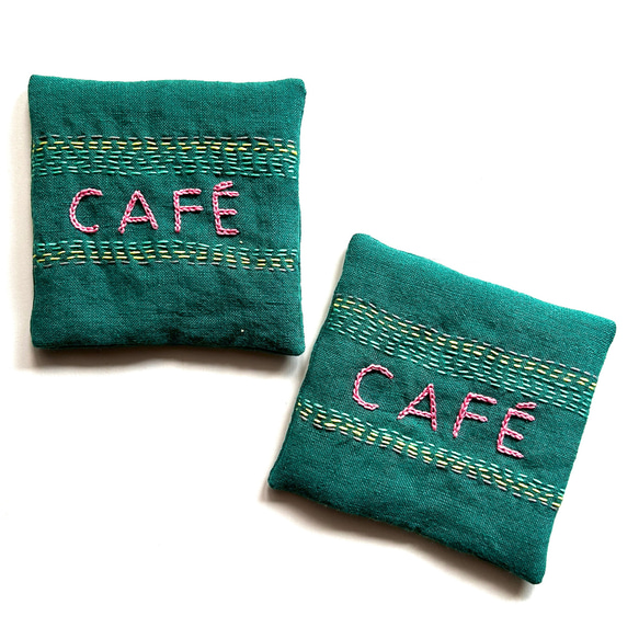 ポップなグリーンとカラフル刺繍のコースターCAFÉ (1枚)