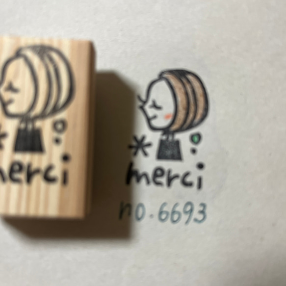 スタンプ　No. 6693 merci 横側の女の子