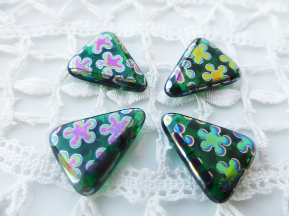 チェコビーズCzech Glass Beads　三角緑花2個