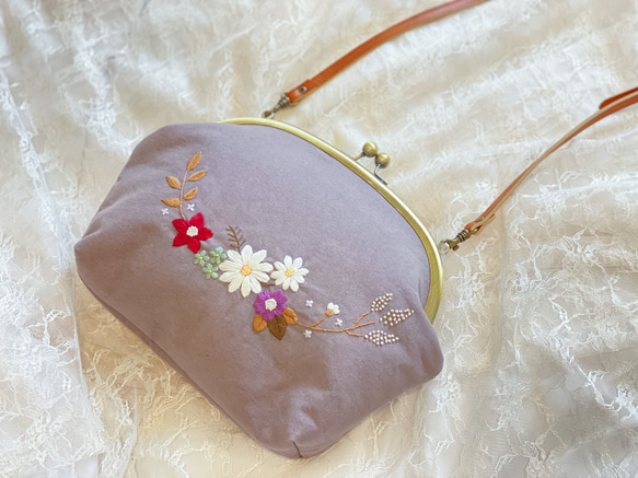 《即納》お花畑のショルダーバッグ（ブラウン）　～手刺繍のがま口バッグ～