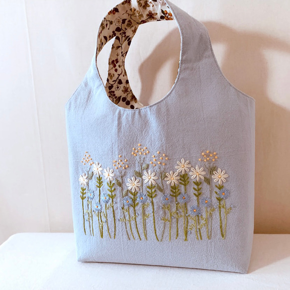 【B5サイズ】草花手刺繍/綿麻トートバッグ/ペールブルー【くが屋】