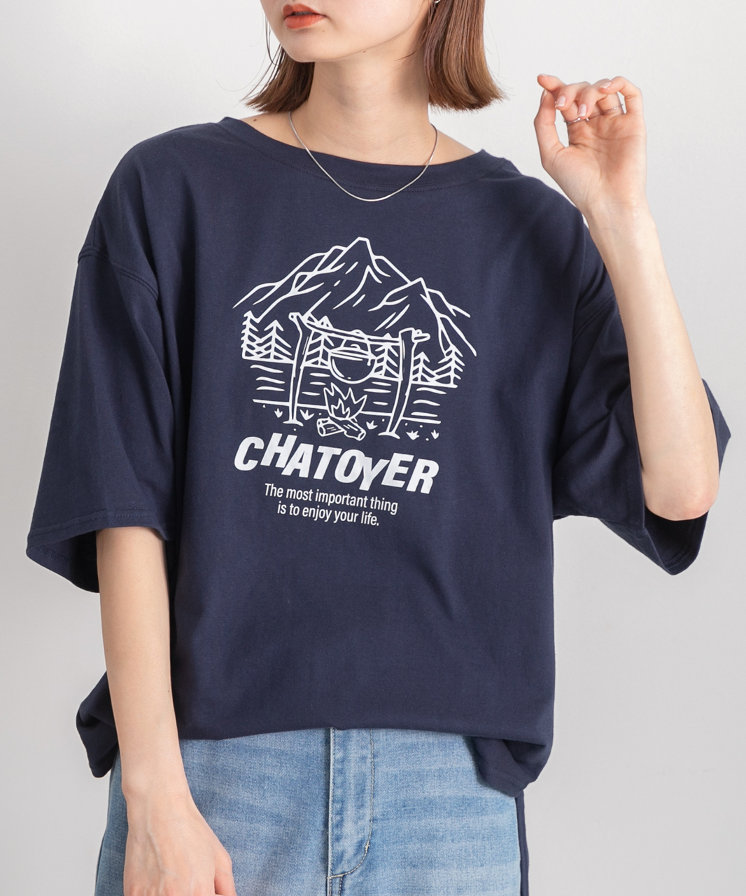 アドティエ/裾ラウンド・オーバーサイズ キャンプモチーフロゴTシャツ