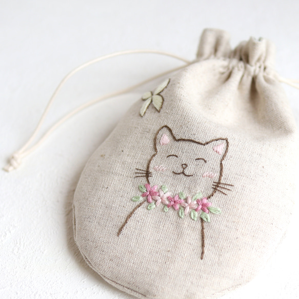 【カラー・サイズ変更可】にっこり猫さんの刺繍ミニ巾着