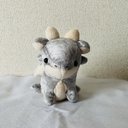 おすわりドラゴンのぬいぐるみ（シルバー）