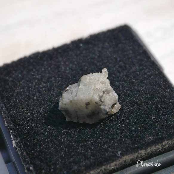 天然石フェナカイト1個約4.9ct(ブラジル産)結晶原石ルースケース付属鉱物[phe-230828-16]