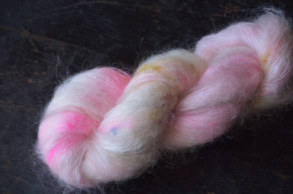 手染め糸　キッドモヘア　合細　marble　neonpink　nijiyarn