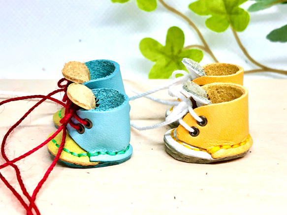 革細工　丸ブーツ　一足　leather craft miniature boots.