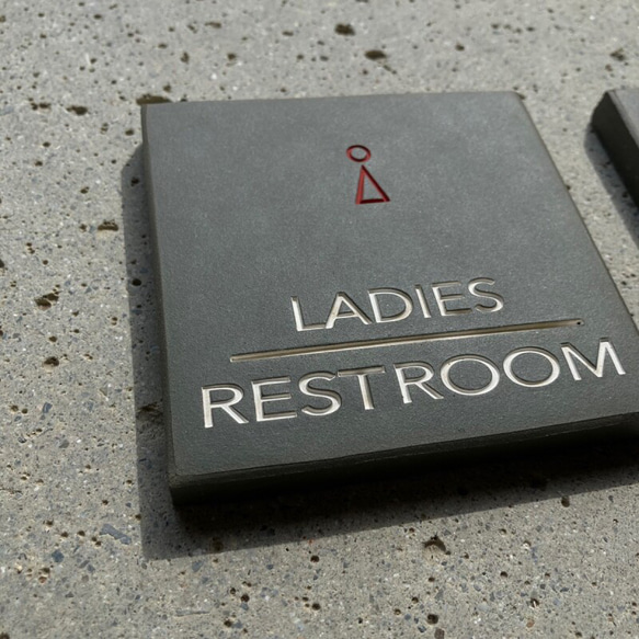 トイレサイン／ＲＥＳＴＲＯＯＭ　＜＜　ＬＡＤＩＥＳ　＞＞