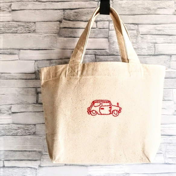 【シンプルな刺繍】赤い車　ミニトートバッグ　帆布　生成り　コットン　手提げ　ランチバッグ　Sサイズ　男の子