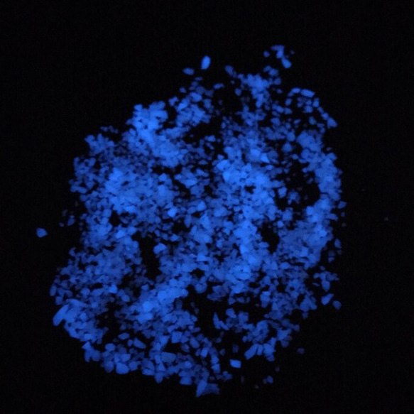 【穴無】ライトストーン　スカイブルーに光る砂　蛍光砂　畜光石　10ｇ