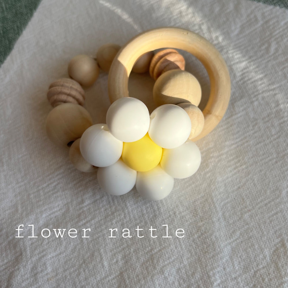 《flower rattle》赤ちゃんのおもちゃに　ガラガララトル　歯固め　ファーストトイに♡