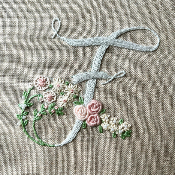 お花とアルファベットの刺繍キット　F　(グレー系）