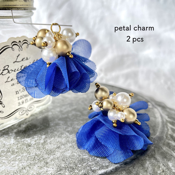 ２pcs★charm・petal royal blue（ビジュータッセルチャーム）