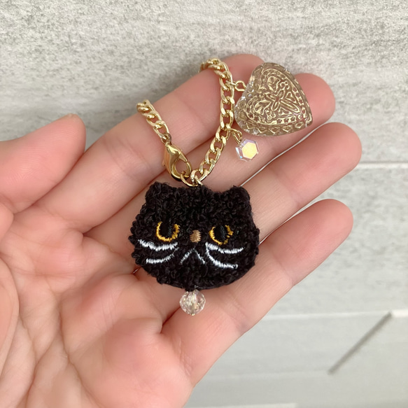 ドイツ製ハートモチーフ﻿と猫さん刺繍のビジューバッグチャーム♡